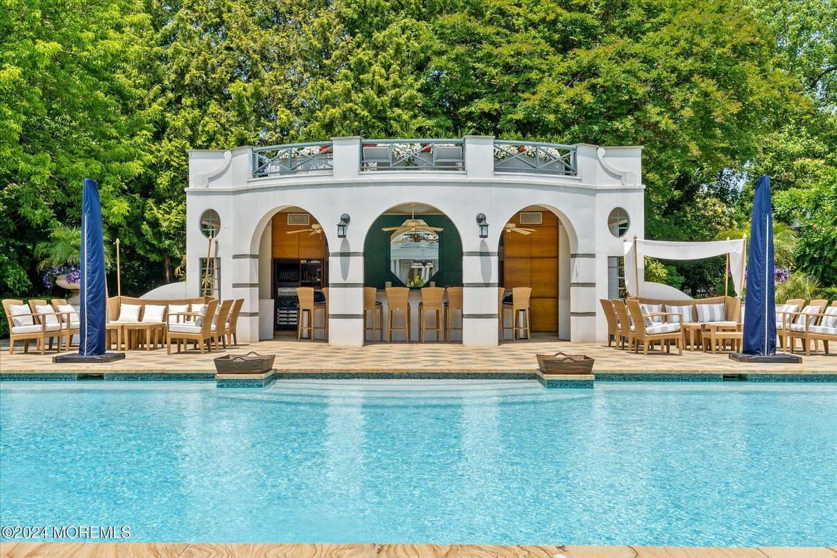 Exterior, Outdoor Kitchen, Pool