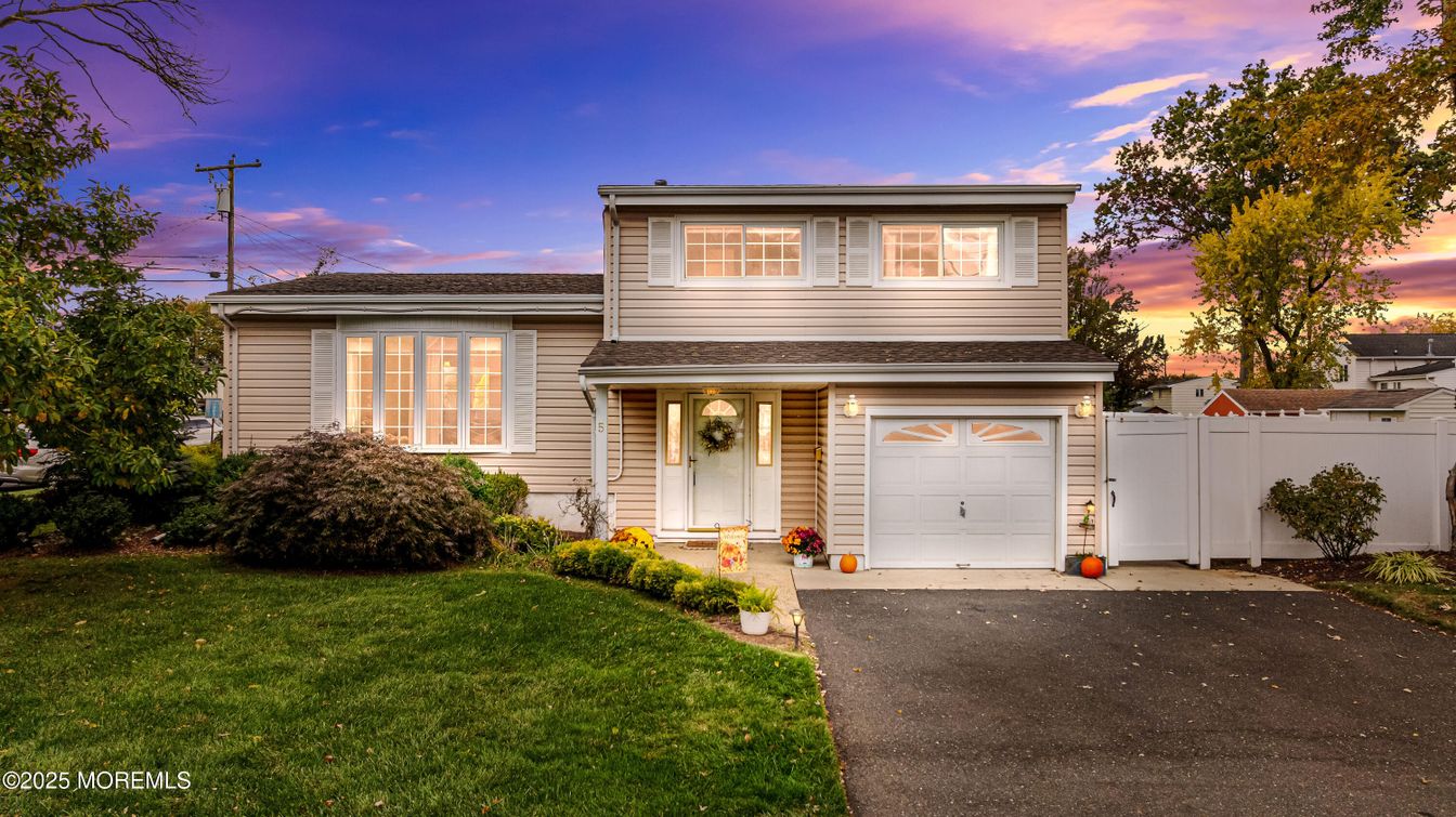 Attached, Exterior, Facade, Split Level