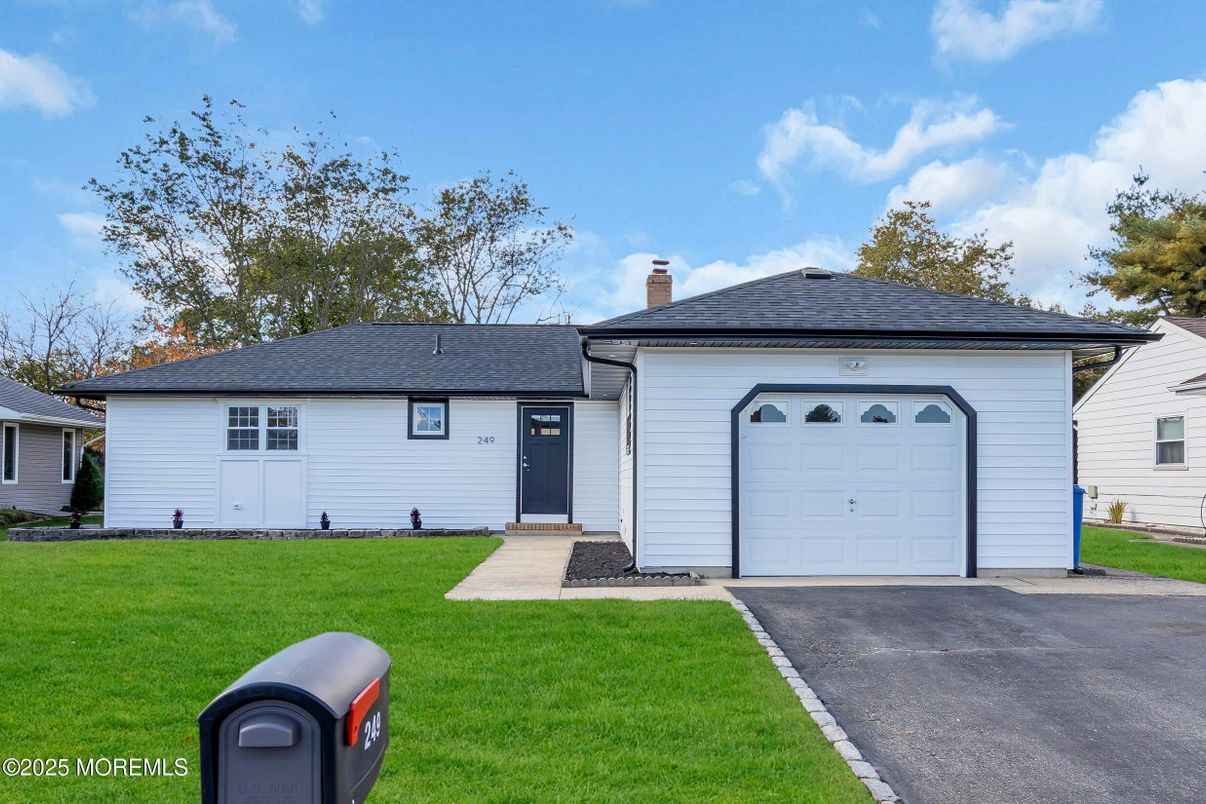 Attached, Exterior, Facade, Ranch