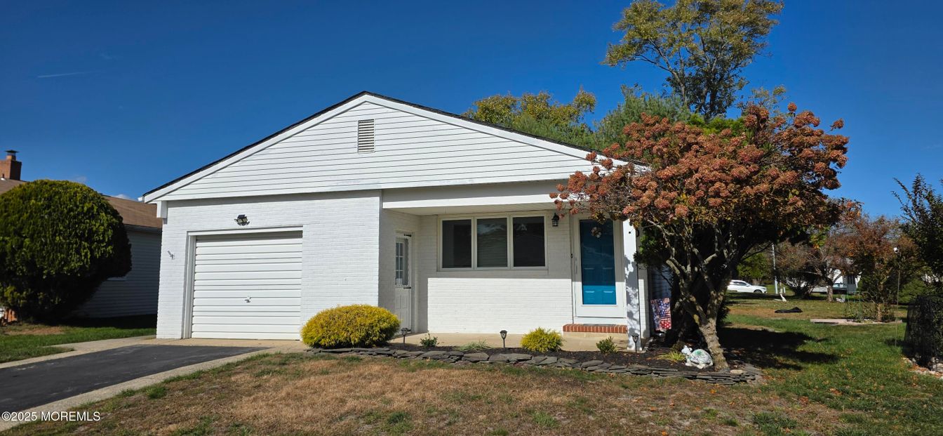 Attached, Exterior, Facade, Ranch