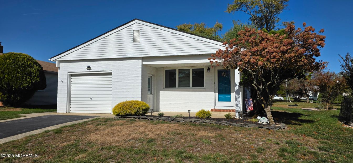 Attached, Exterior, Facade, Ranch