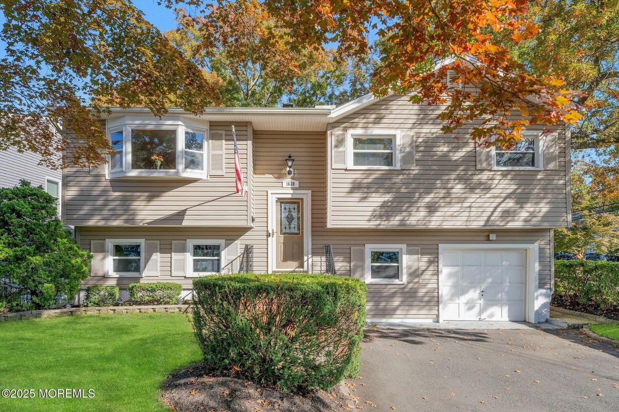 Attached, Exterior, Facade, Raised Ranch