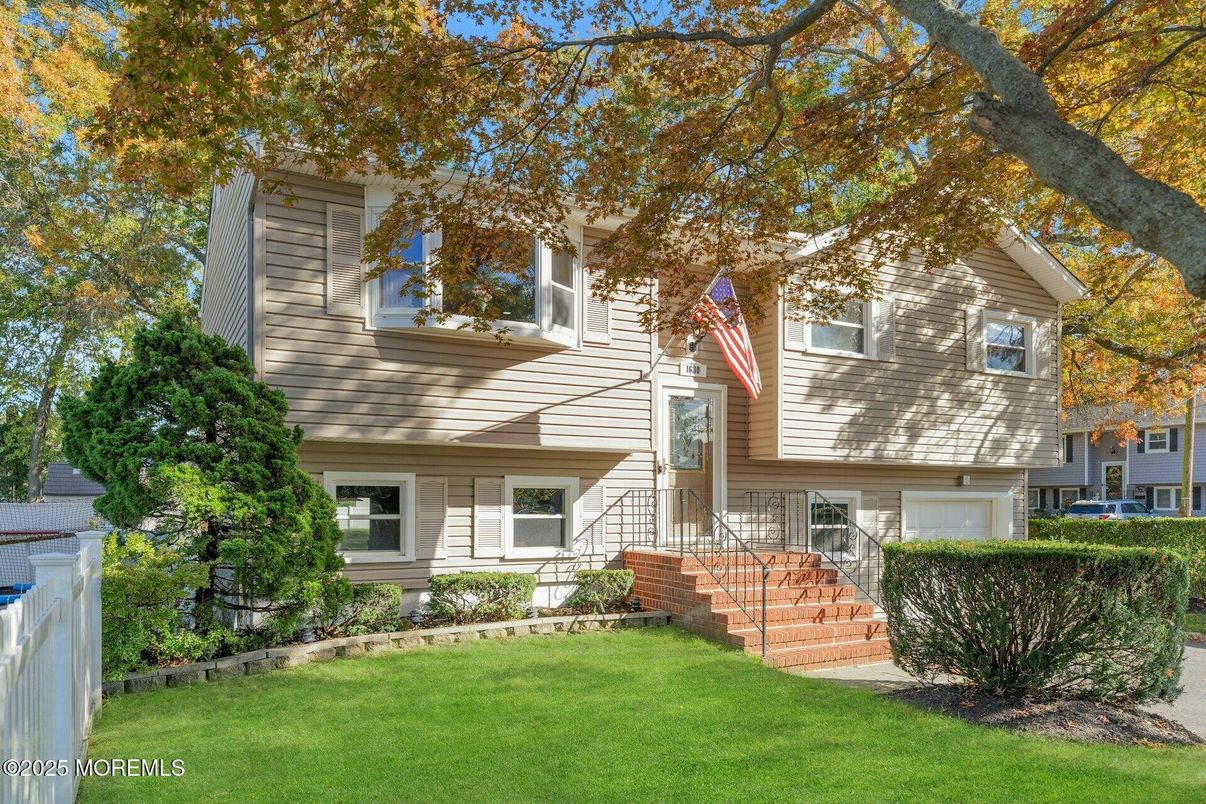 Attached, Exterior, Facade, Raised Ranch