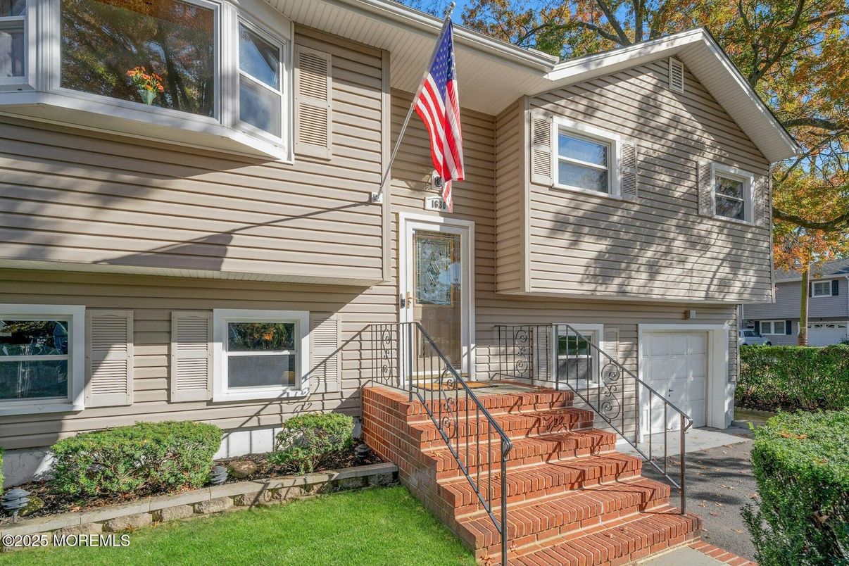 Attached, Exterior, Facade, Raised Ranch