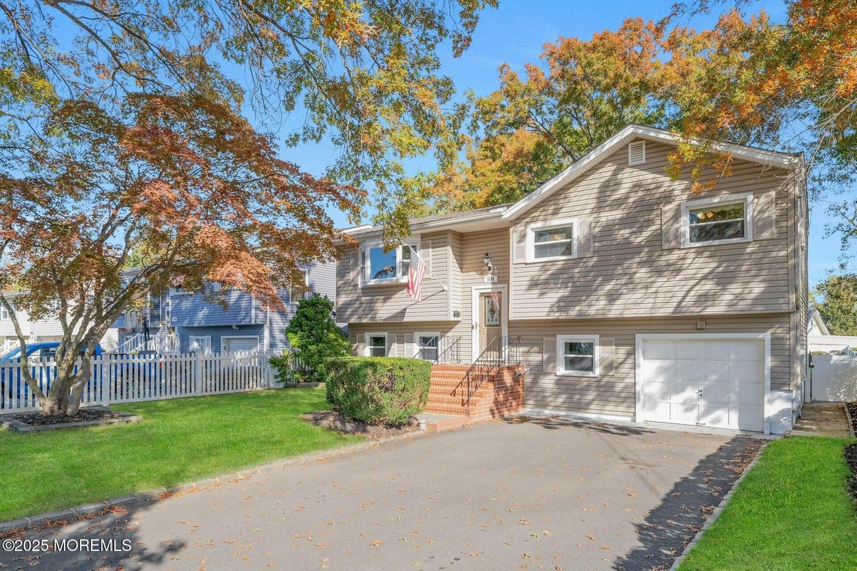 Attached, Exterior, Facade, Split Level