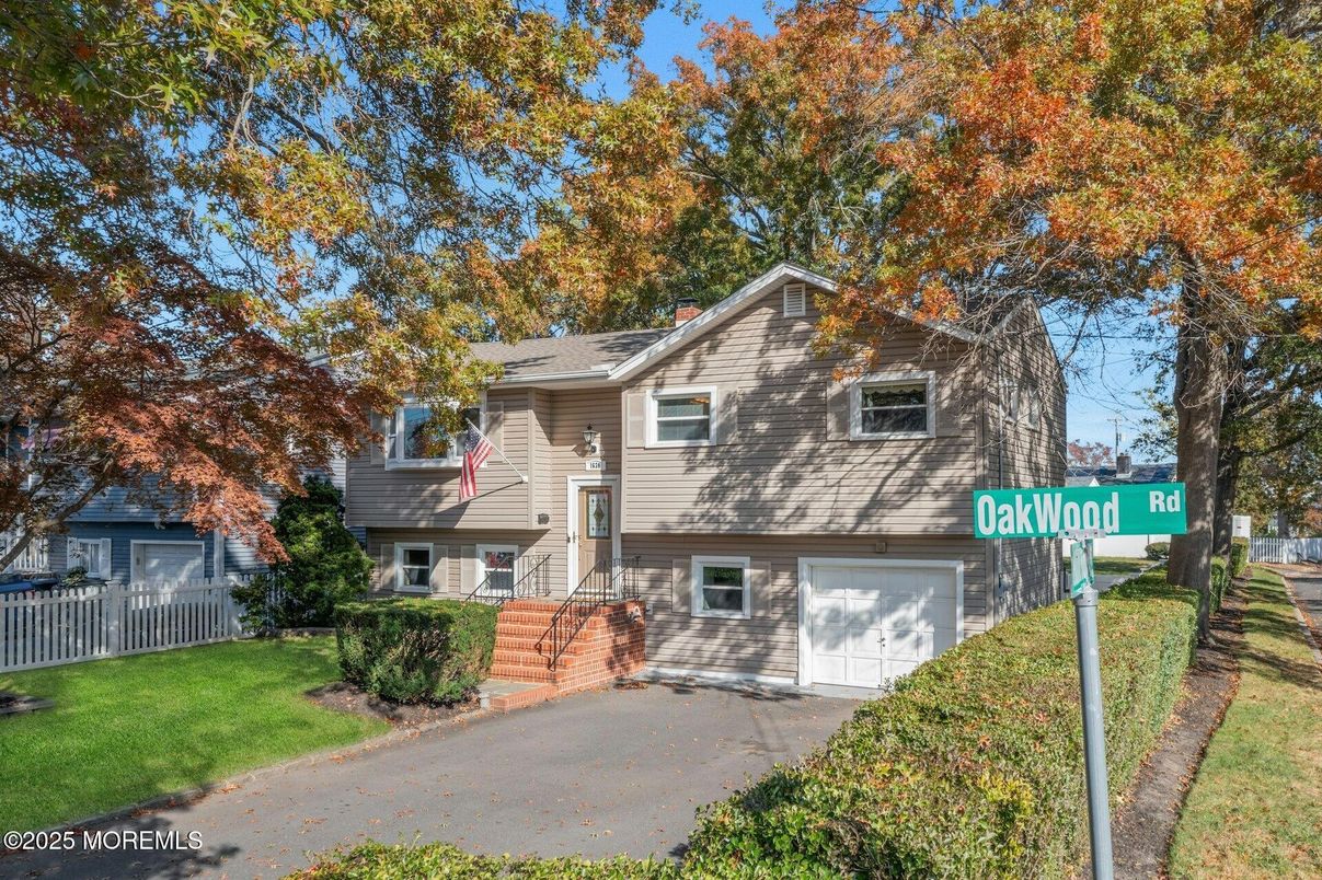 Attached, Exterior, Facade, Split Level