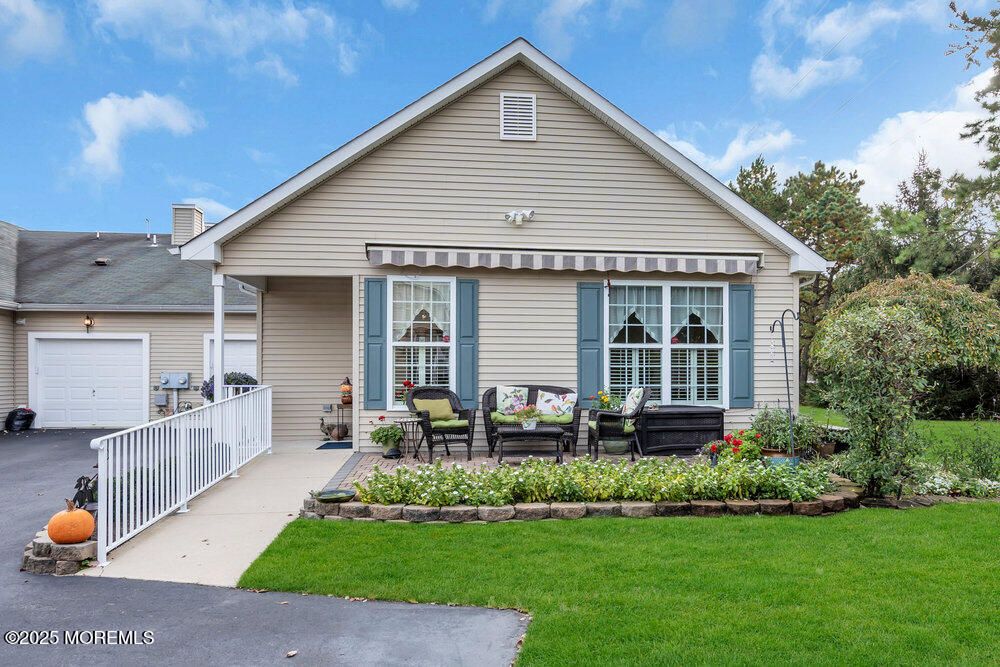 Attached, Exterior, Facade, American Craftsman