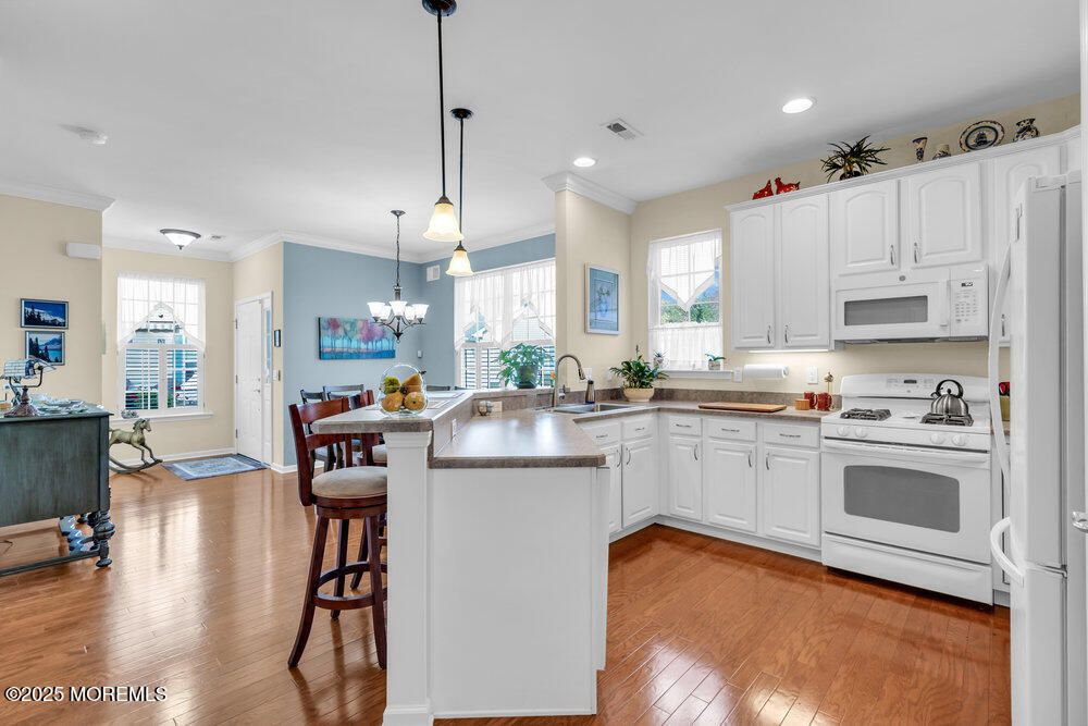 Chandelier, Dining room, Interior, Kitchen, Pendant Lights, Recessed Lighting, Wood Texture Flooring