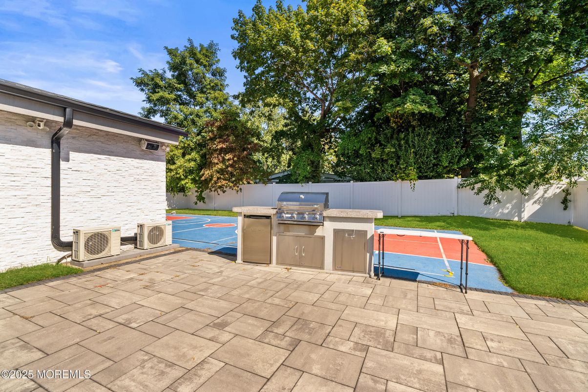 Backyard, Exterior, Outdoor Kitchen