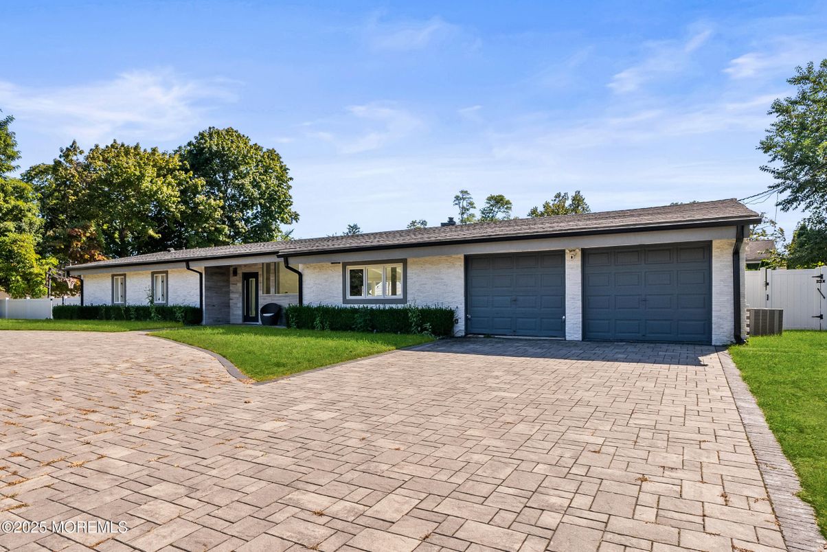 Attached, Exterior, Facade, Ranch