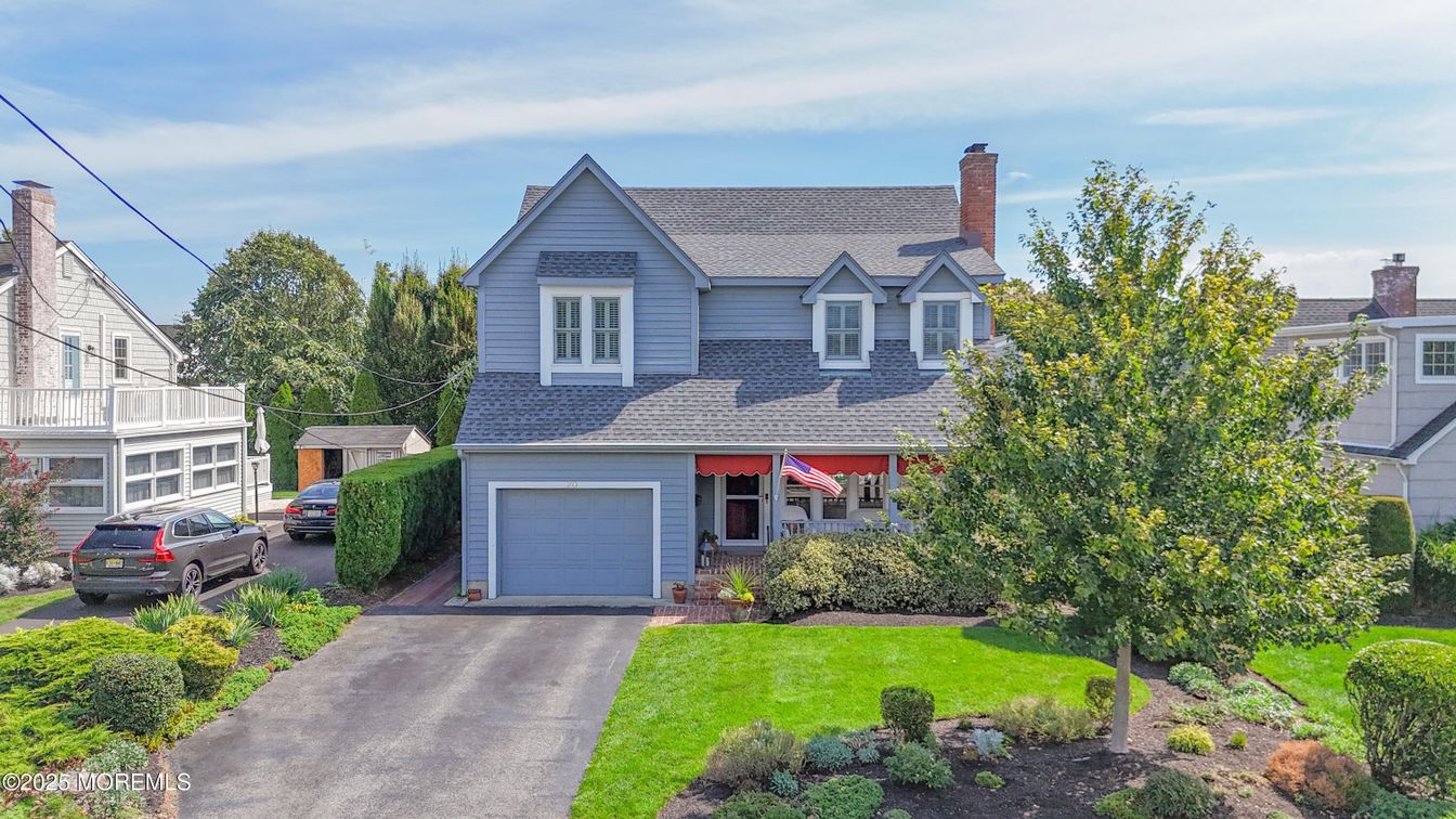 Attached, Exterior, Facade, Queen Anne Victorian