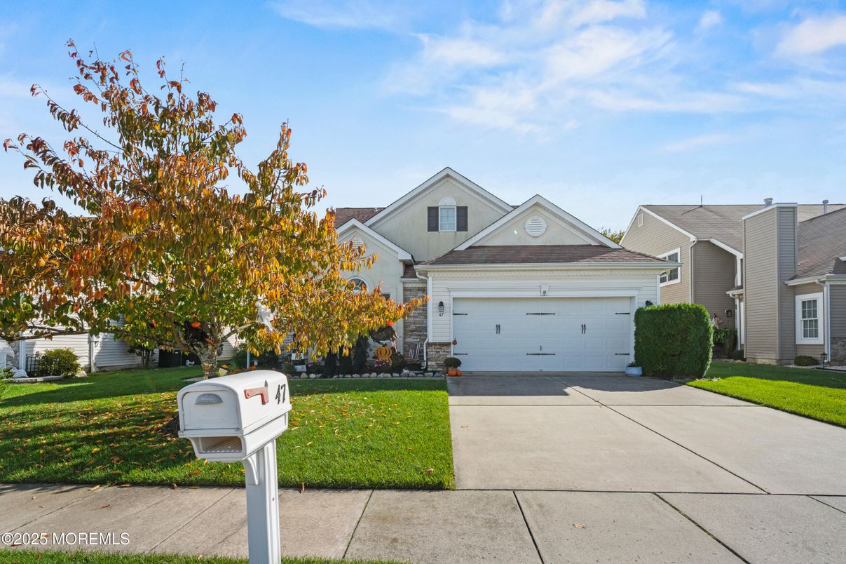 Attached, Exterior, Facade, Ranch