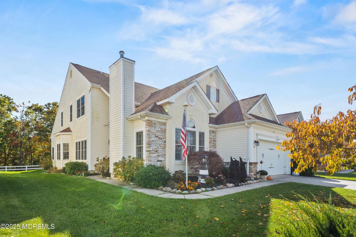 Attached, Exterior, Facade, Farmhouse