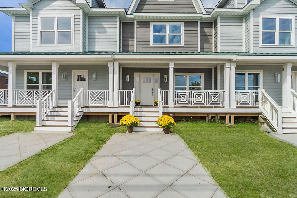 Exterior, Facade, Rowhouse