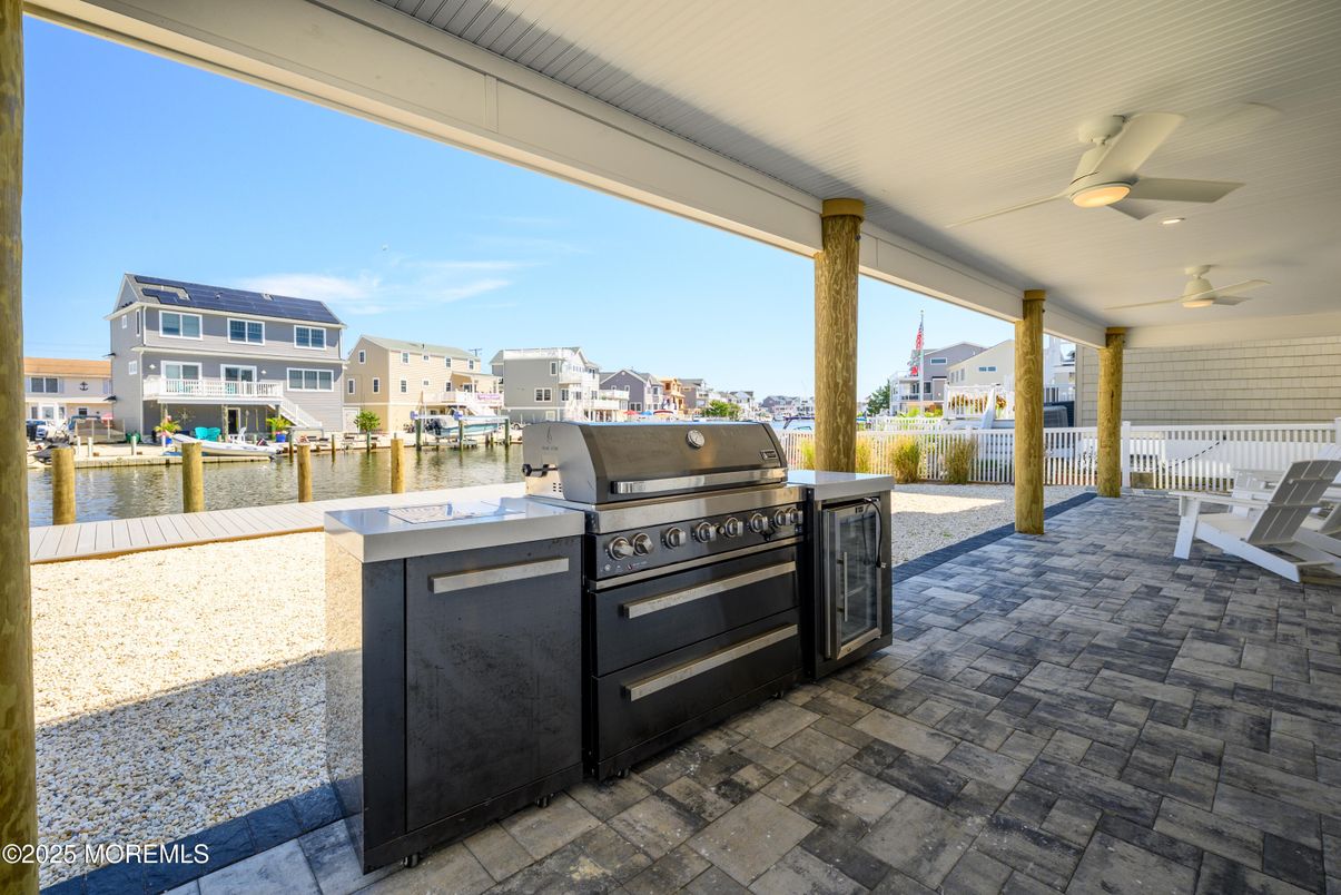 Exterior, Outdoor Kitchen, Water