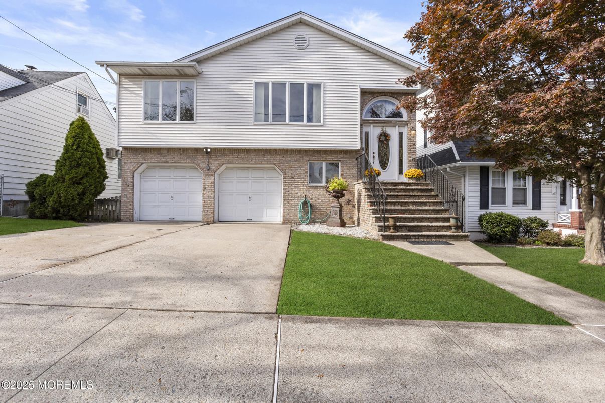 Attached, Exterior, Facade, Brick Facade, Split Level