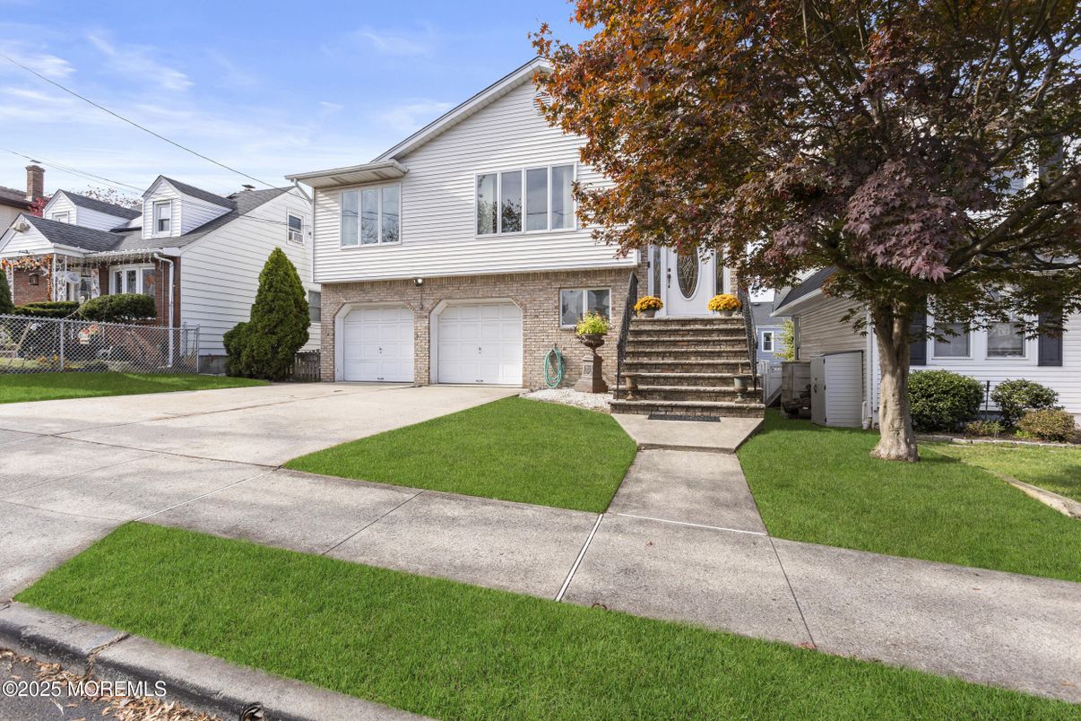 Attached, Exterior, Facade, Brick Facade, Split Level