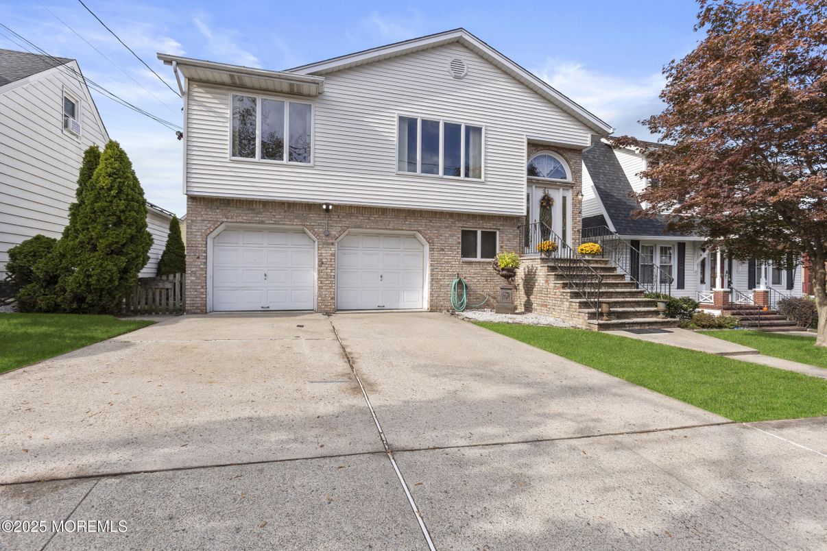 Attached, Exterior, Facade, Brick Facade, Split Level