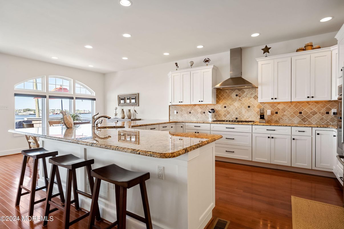 Interior, Kitchen, Recessed Lighting, Water, Wood Texture Flooring