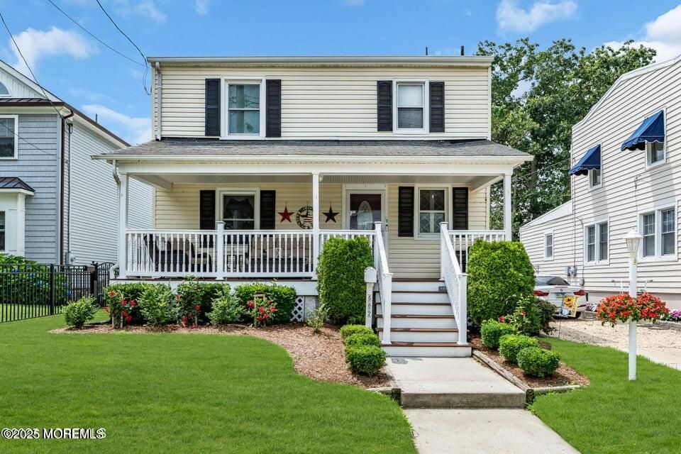 Exterior, Facade, American Foursquare