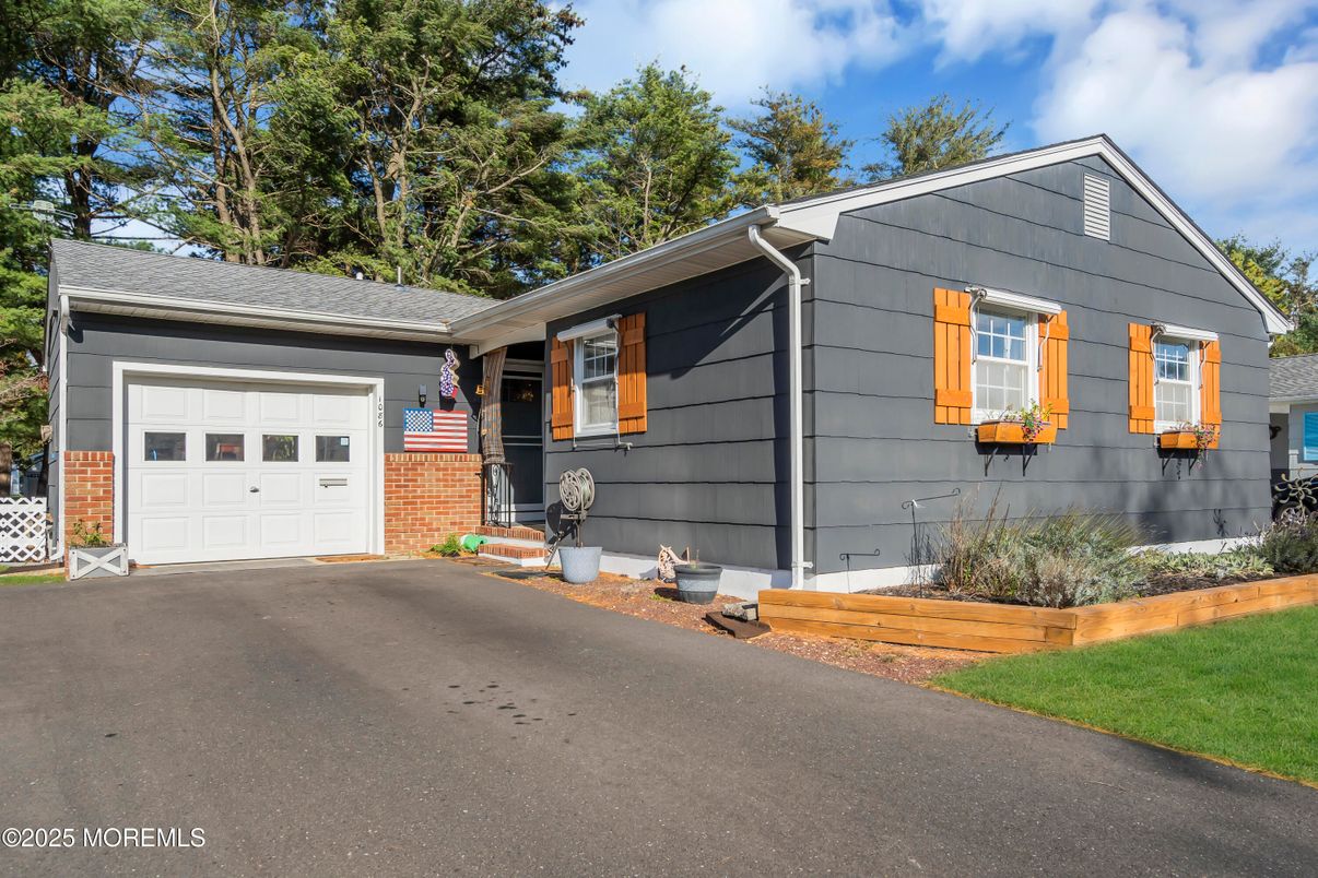 Attached, Exterior, Facade, None