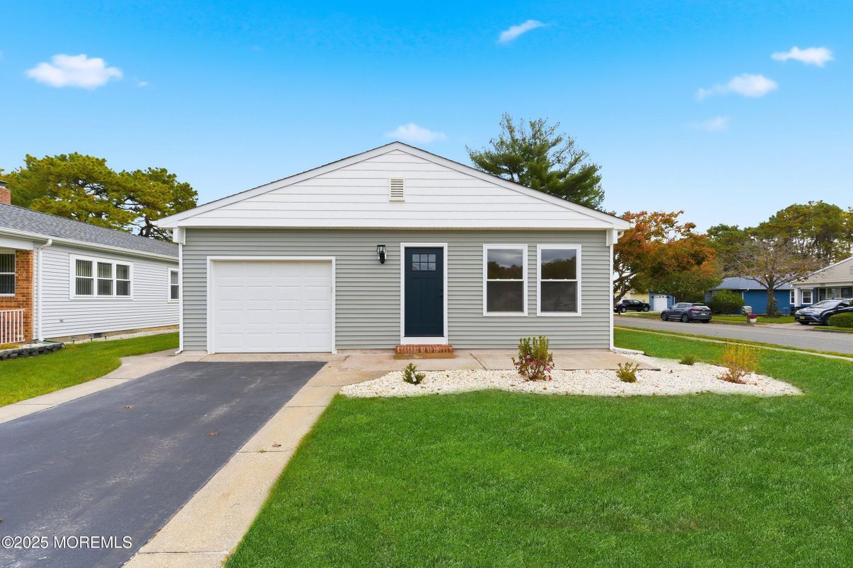 Attached, Exterior, Facade, Ranch