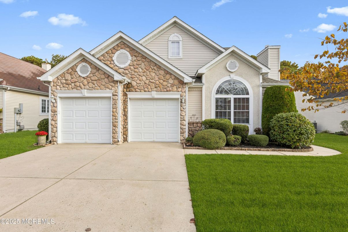 Attached, Exterior, Facade, Brick Traditional