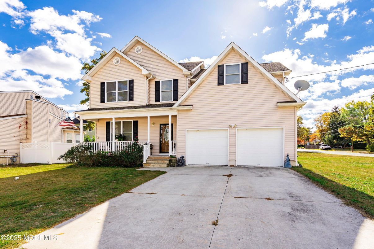 Attached, Exterior, Facade, Farmhouse