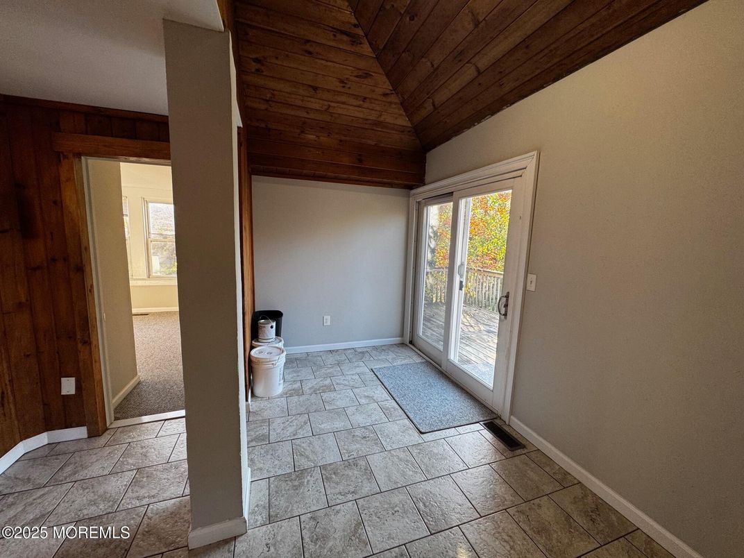 Empty room, Interior, Wooden Ceilings, Wooden Walls