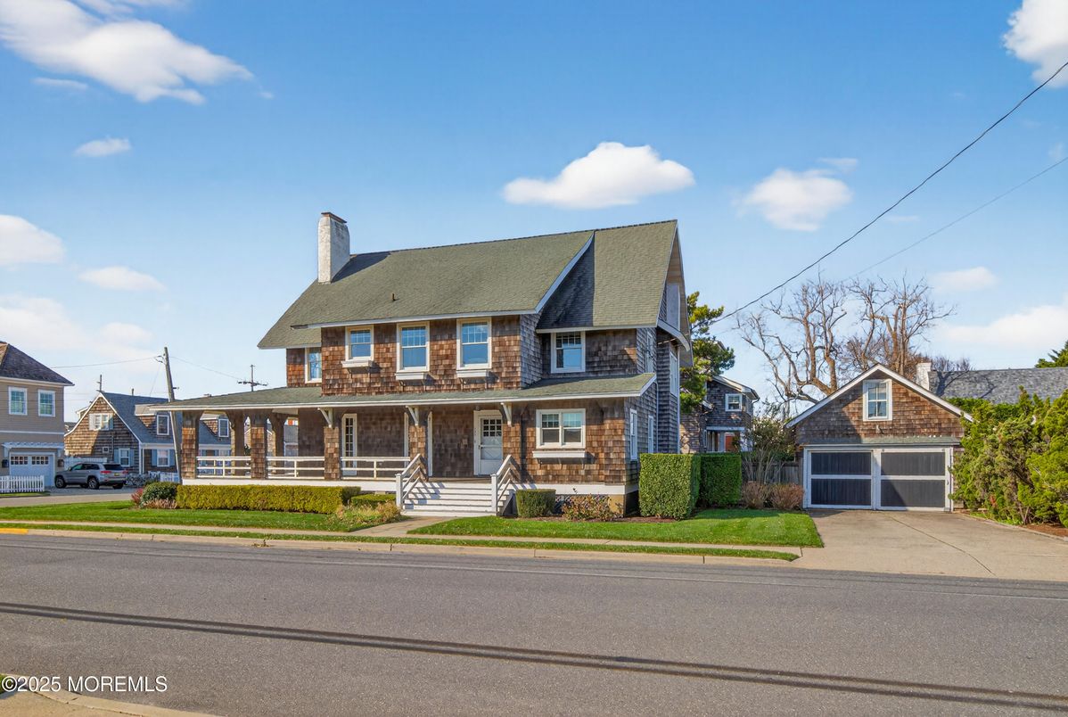 Attached, Exterior, Facade, Queen Anne Victorian