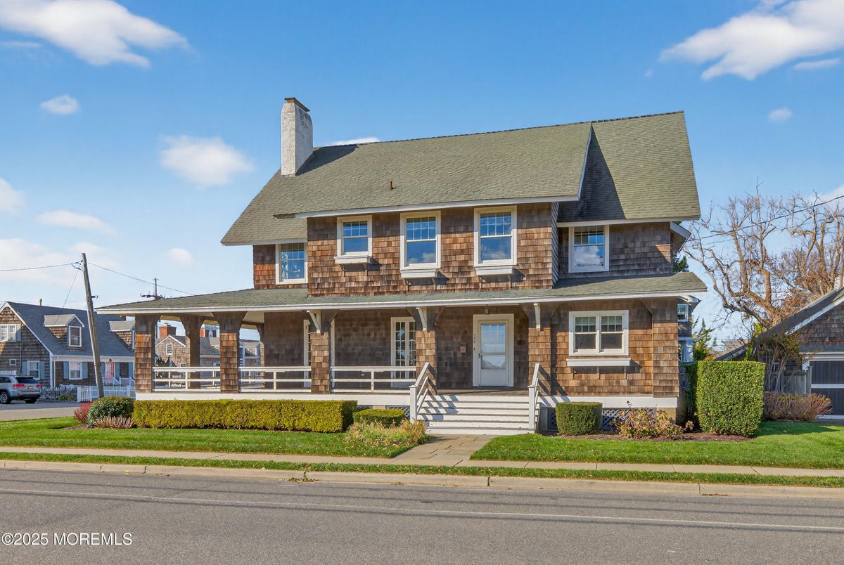 Exterior, Facade, Queen Anne Victorian