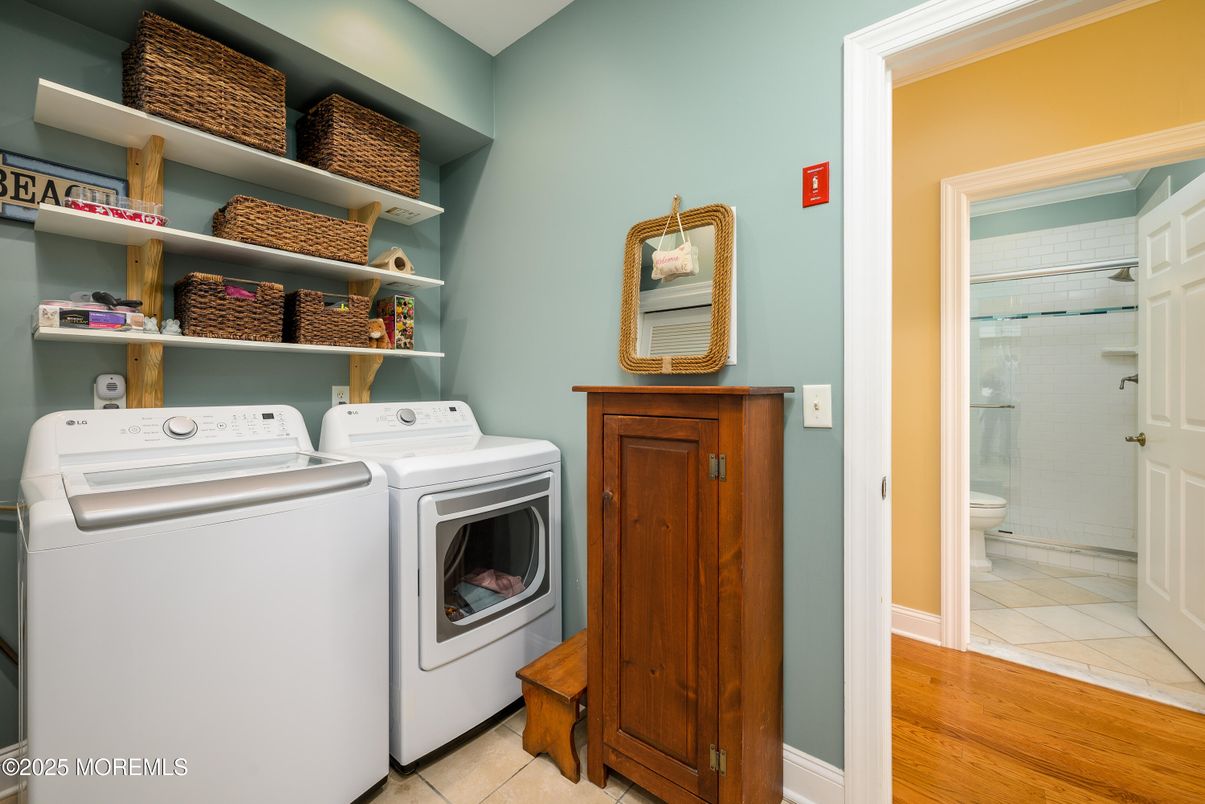 Interior, Washer, Wood Texture Flooring
