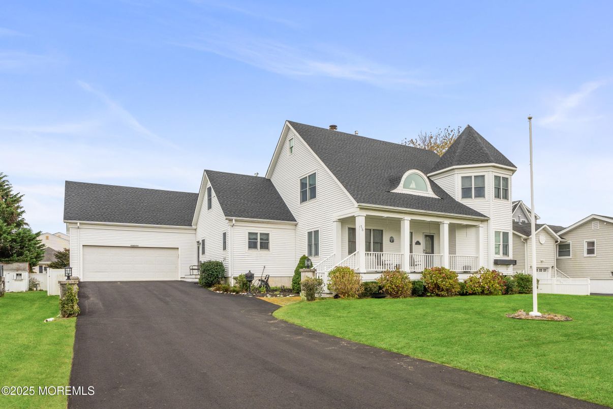 Attached, Exterior, Facade, Queen Anne Victorian