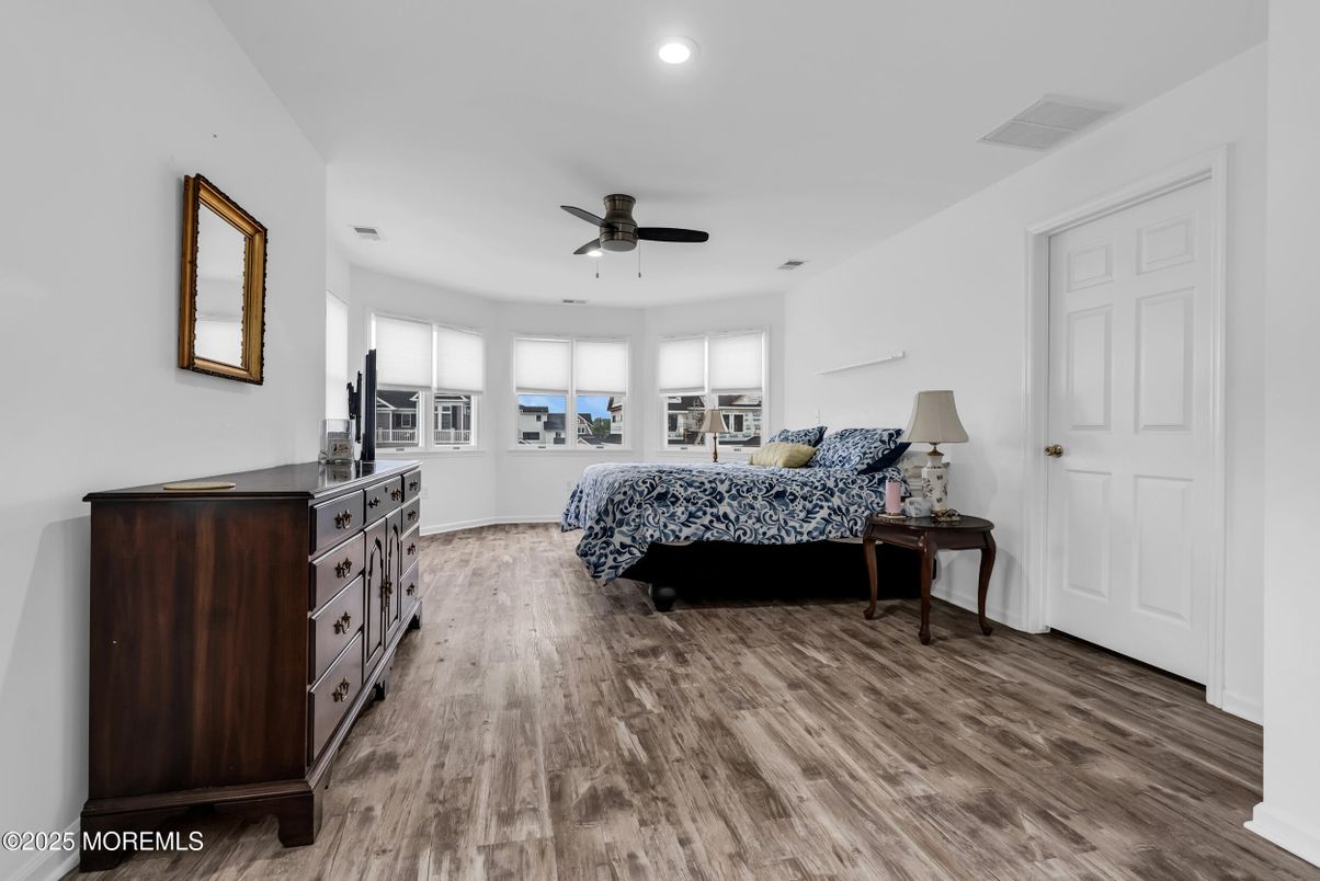 Bedroom, Interior, Recessed Lighting, Water, Wood Texture Flooring