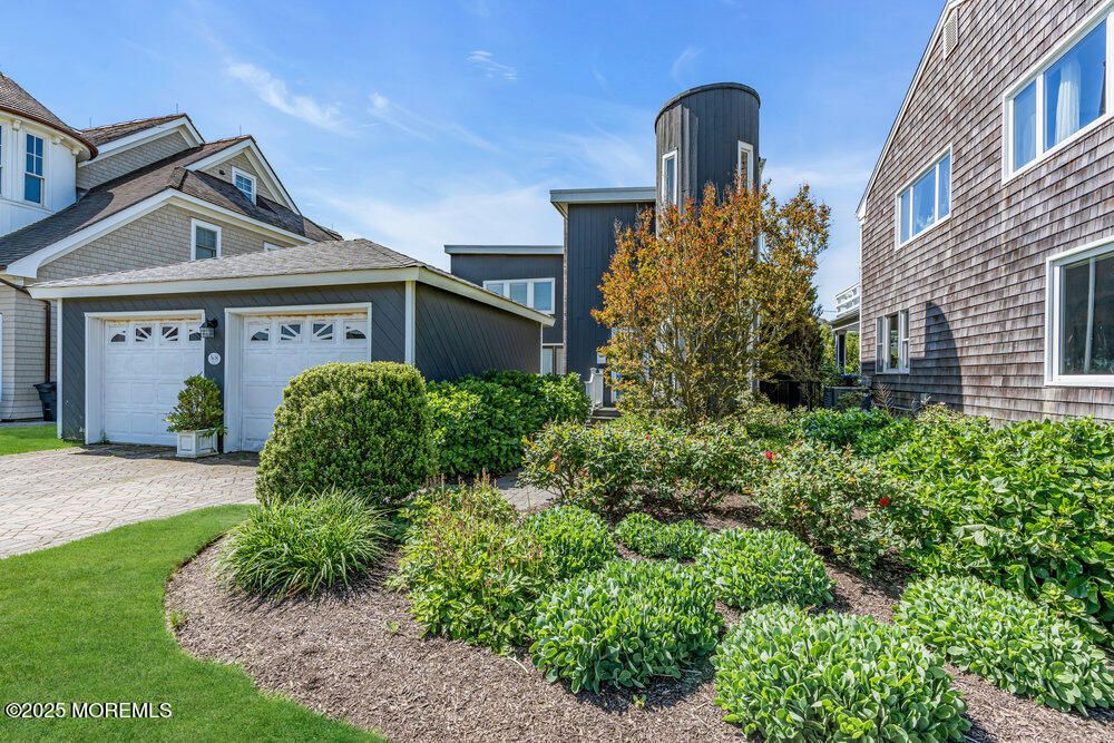 Attached, Exterior, Facade, Cape Cod