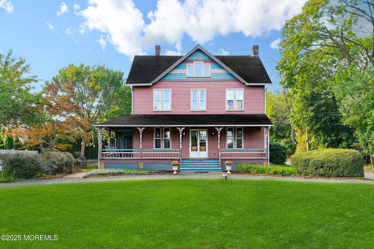 Backyard, Exterior, Facade, Queen Anne Victorian