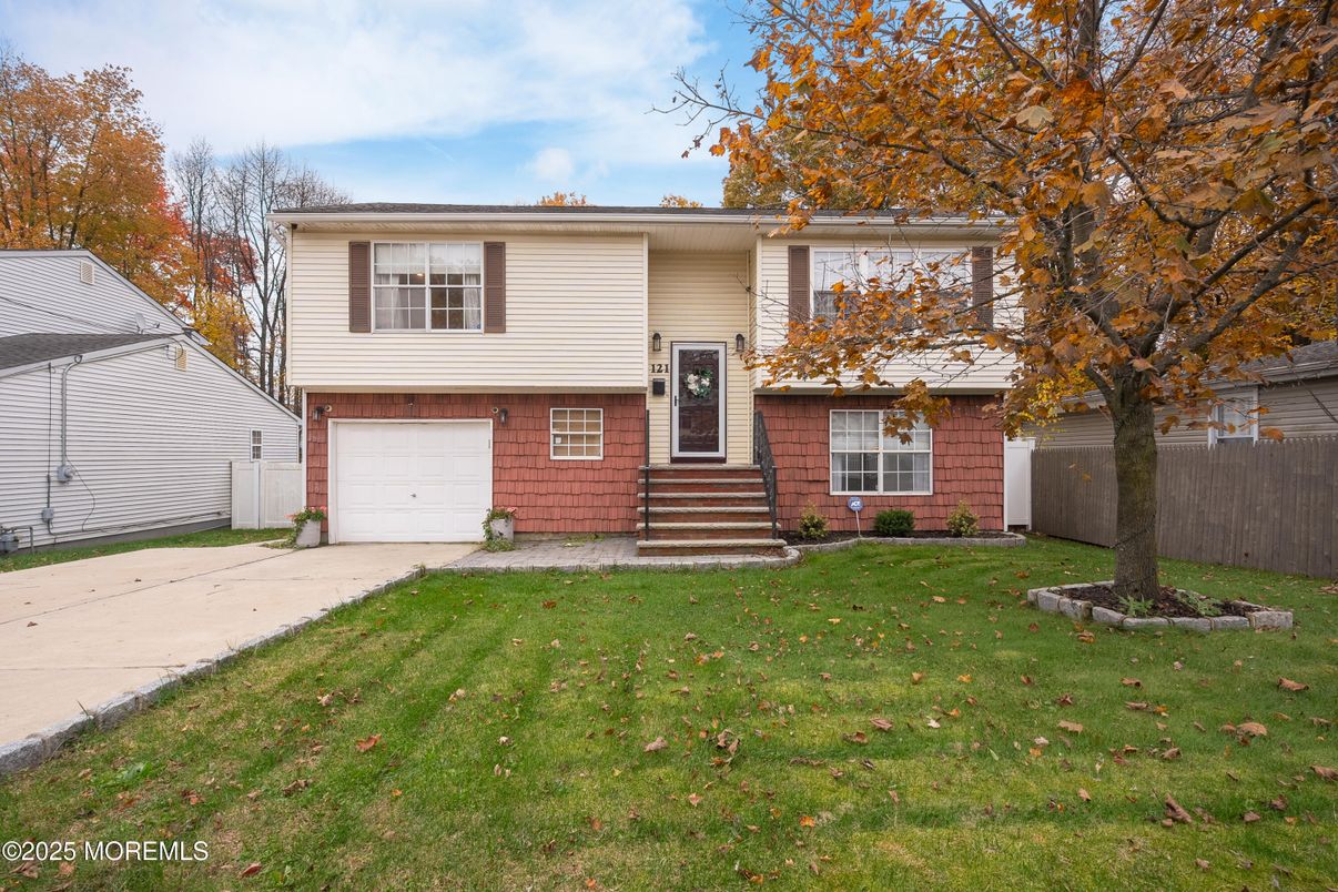 Attached, Exterior, Facade, Brick Facade, Raised Ranch