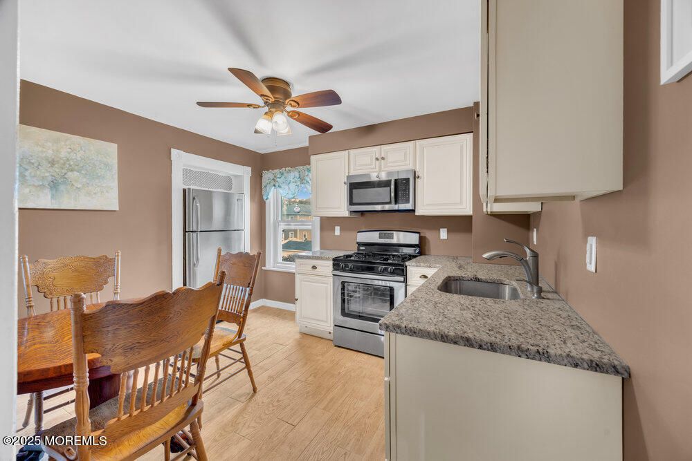 Dining room, Interior, Kitchen, Stainless Steel Appliances, Wood Texture Flooring