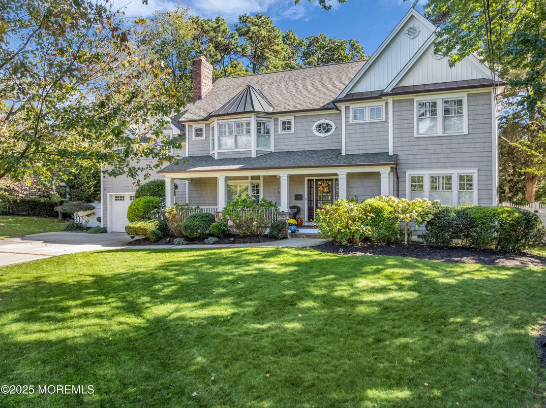Attached, Exterior, Facade, Queen Anne Victorian
