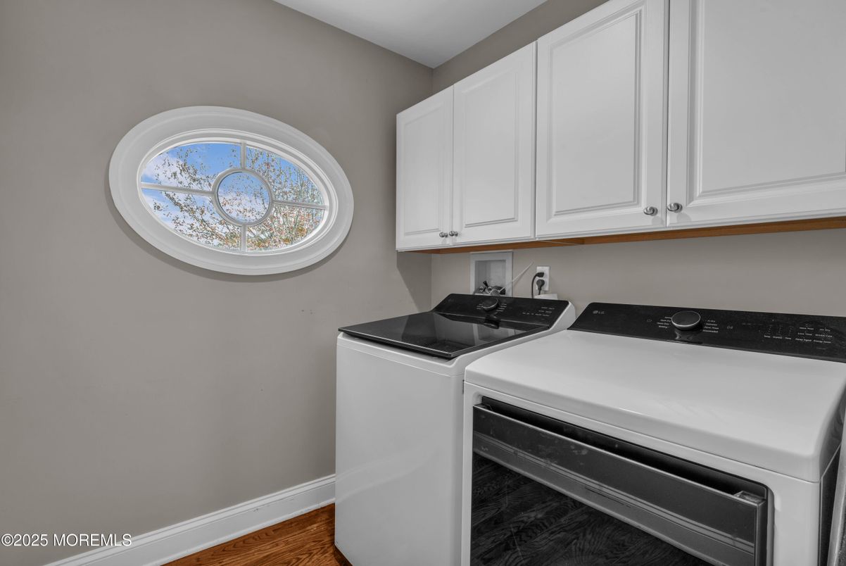 Interior, Washer, Wood Texture Flooring