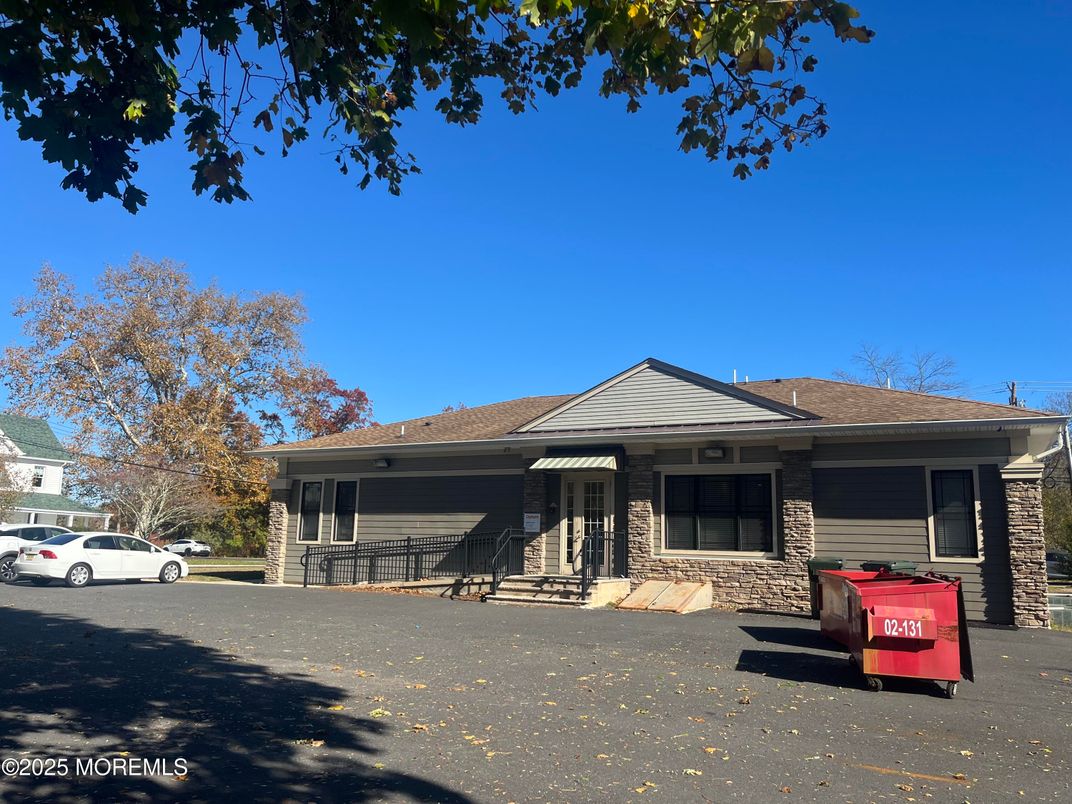 Exterior, Facade, Ranch