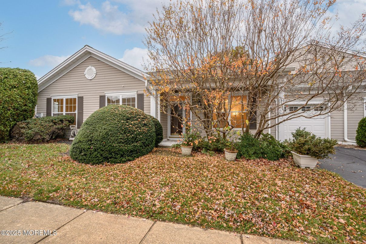 Attached, Exterior, Facade, Ranch