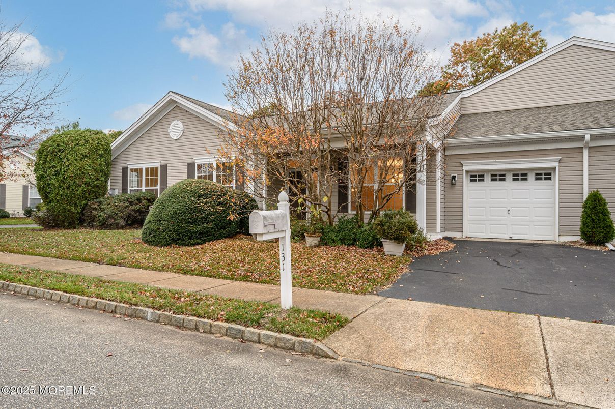 Attached, Exterior, Facade, Ranch