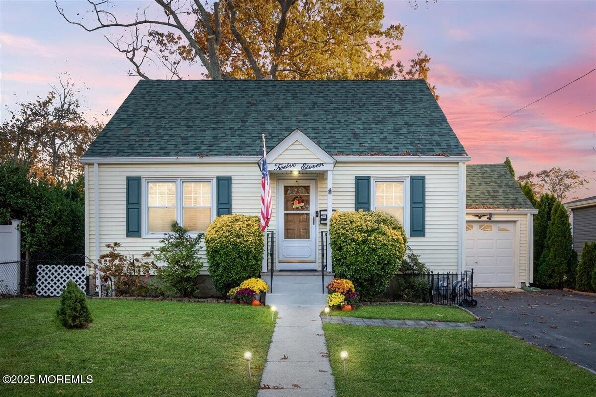 Attached, Exterior, Facade, Cape Cod