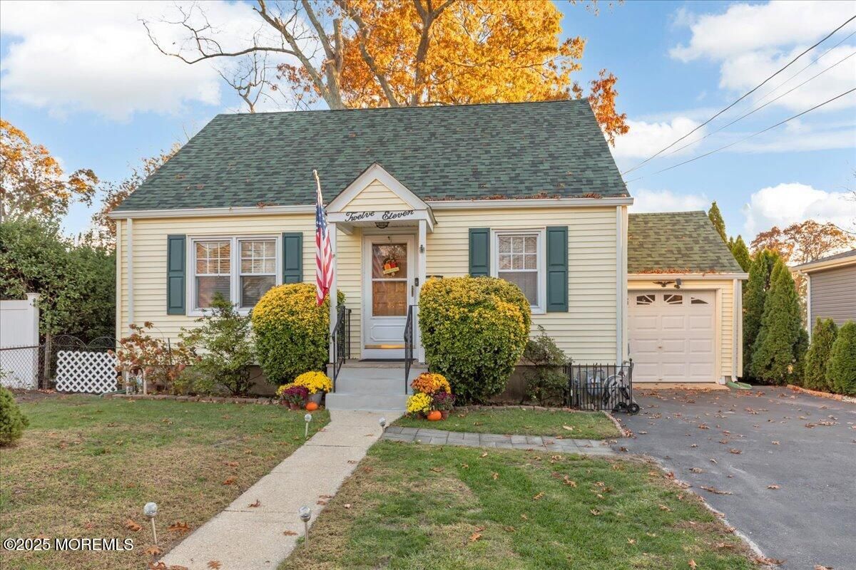 Attached, Exterior, Facade, Cape Cod