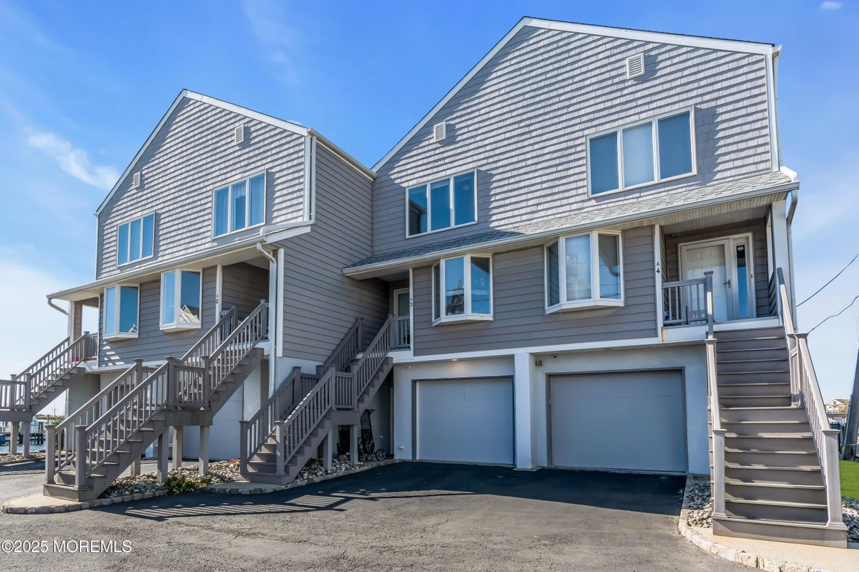 Attached, Exterior, Facade, Rowhouse