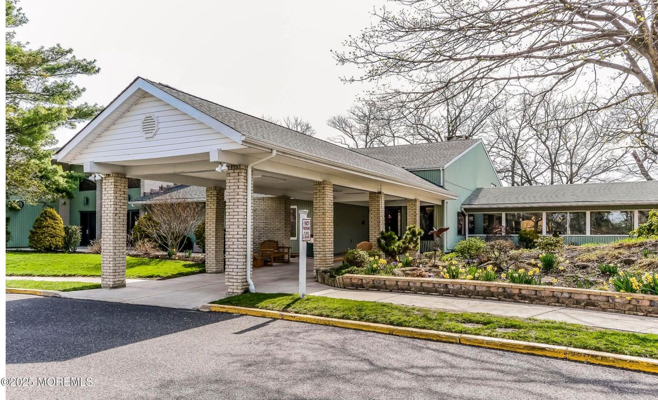 Exterior, Facade, Brick Facade, Ranch