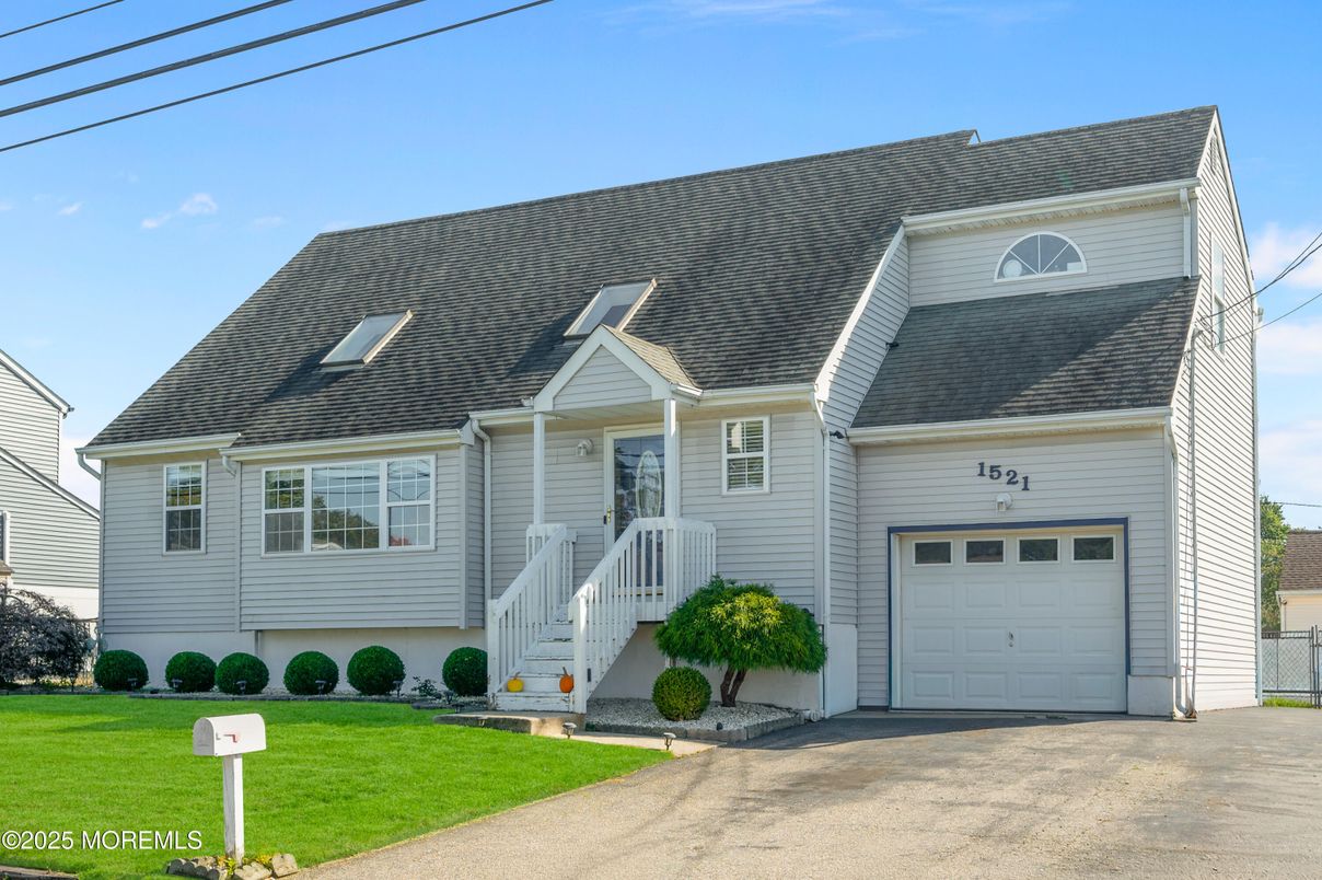 Attached, Exterior, Facade, Cape Cod