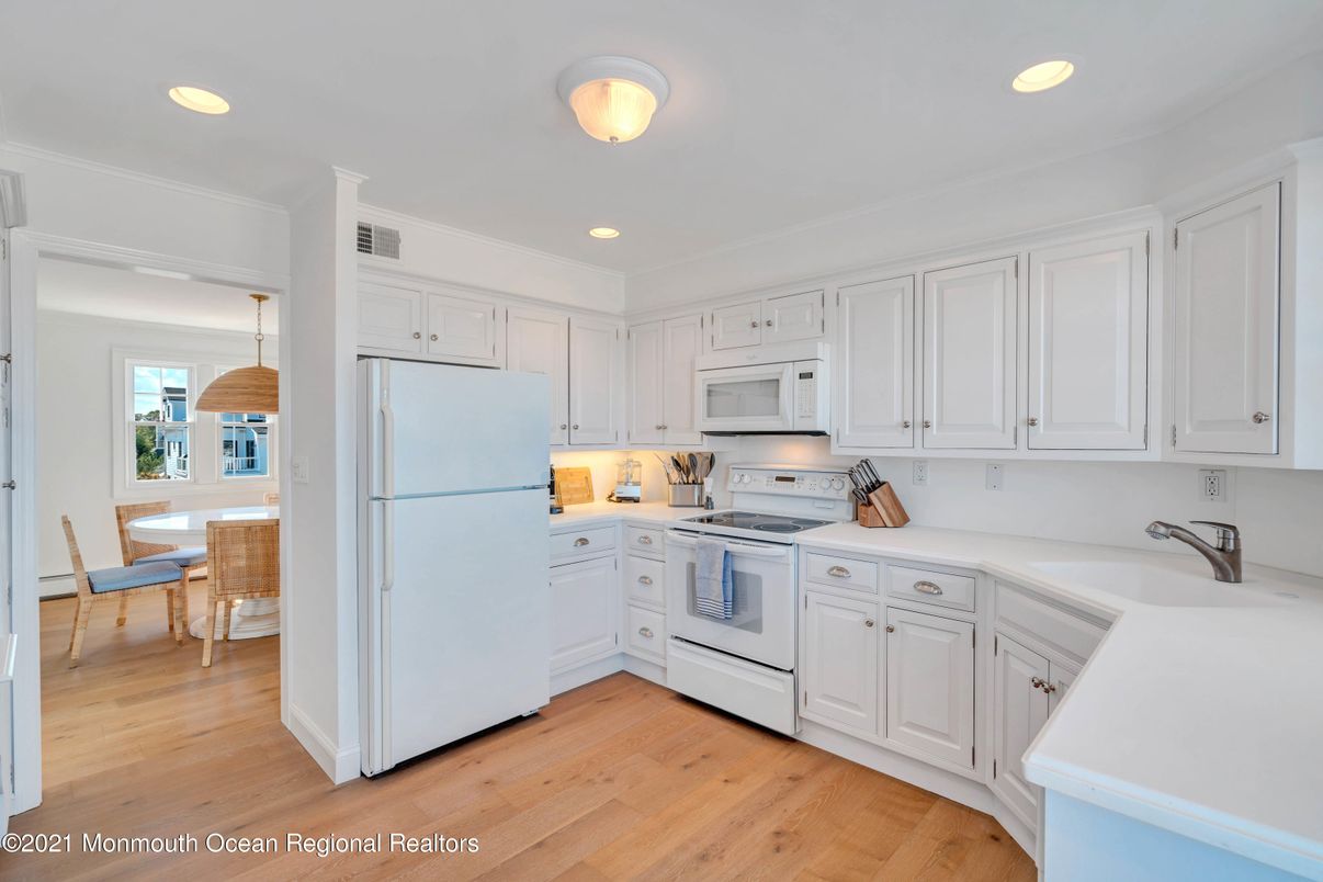 Dining room, Interior, Kitchen, Recessed Lighting, Wood Texture Flooring