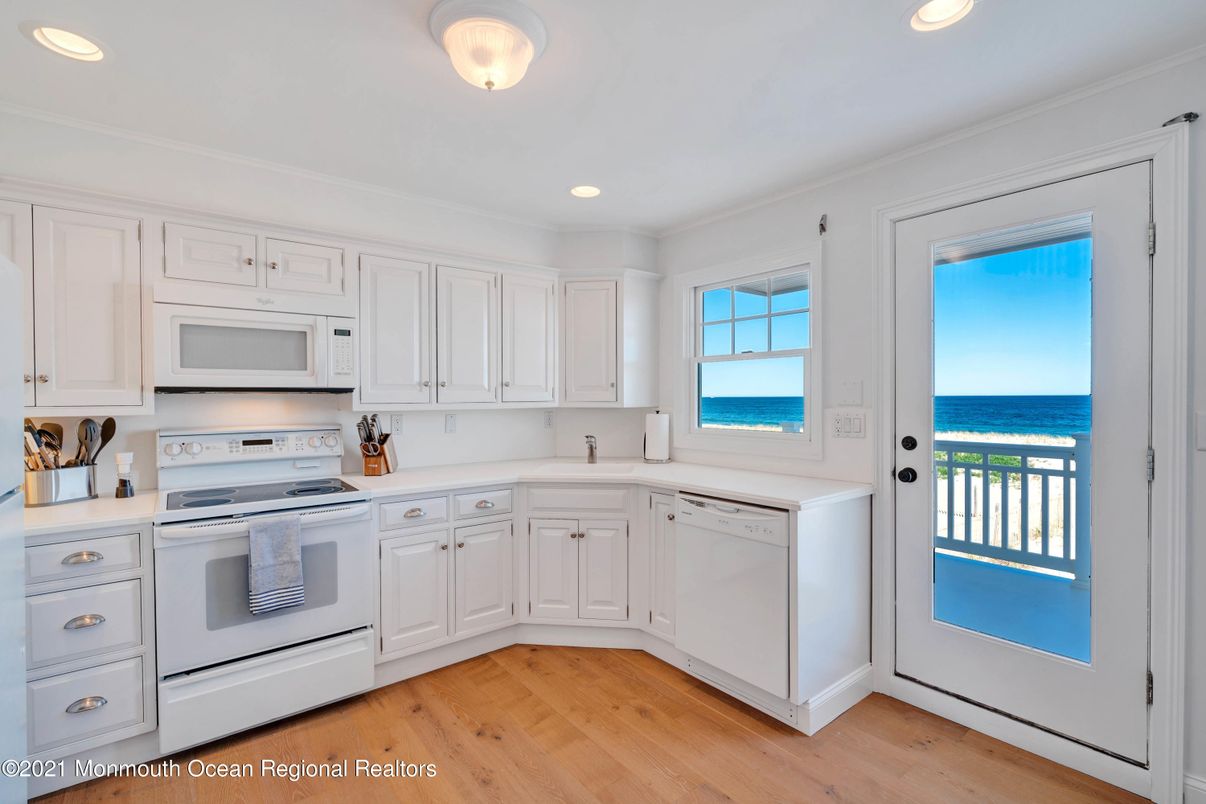 Interior, Kitchen, Recessed Lighting, Water, Wood Texture Flooring